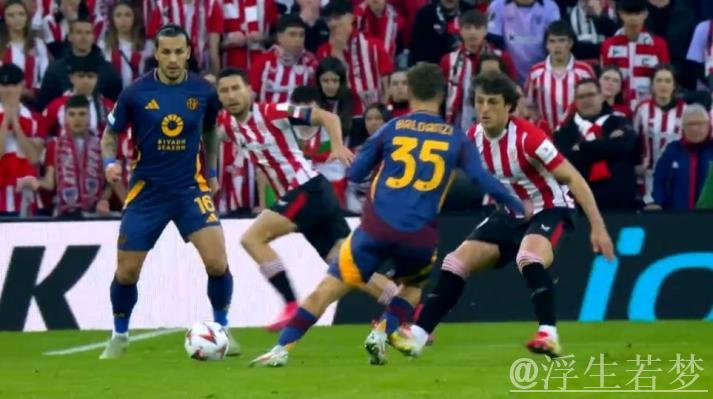 罗马十人作战难挡毕巴逆转，总比分3-4无缘八强，胡梅尔斯染红成转折点